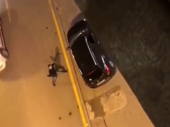 Шокирующий инцидент: Мужчина в Баку разбил стекло автомобиля и атаковал офис компании - ВИДЕО