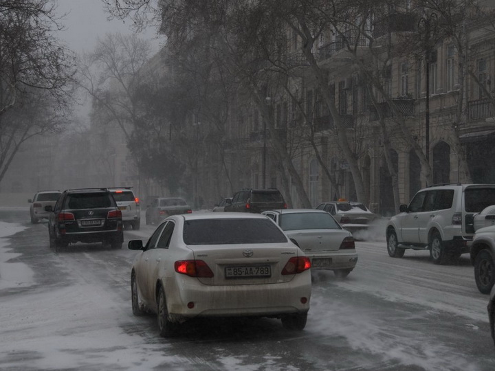 Водителей и пассажиров в Баку предупредили в связи с резким изменением погоды