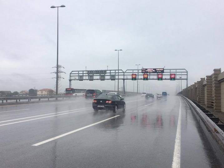 В связи с непогодой изменен скоростной режим на некоторых дорогах Баку