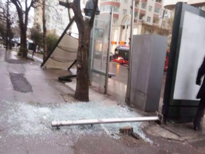 Сильный ветер разрушил автобусную остановку в Баку - ФОТО - ВИДЕО