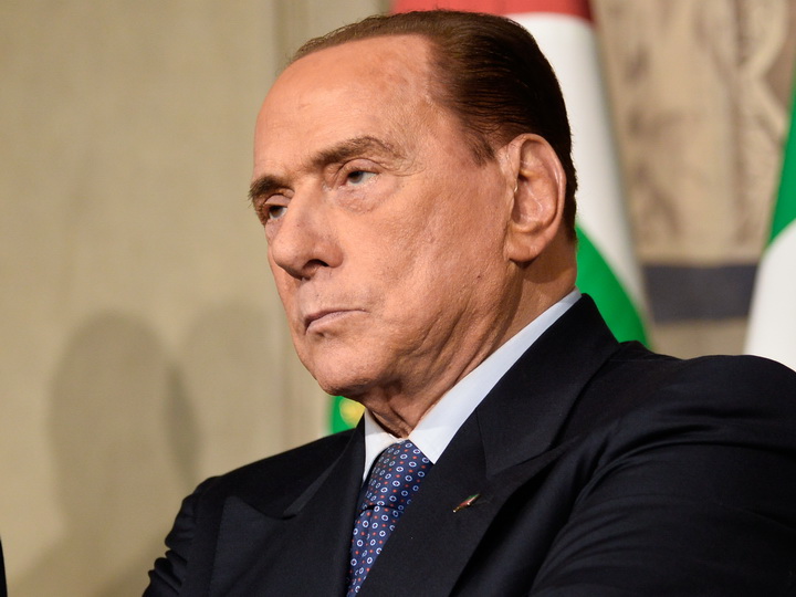 Берлускони заявил, что хочет стать кандидатом в Европарламент
