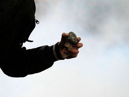 В Баку молодой человек пытался убить ребенка, ударив его камнем по голове
