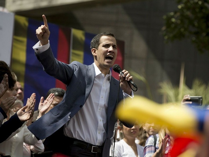Лидер оппозиции Венесуэлы объявил себя президентом