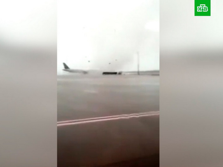 Торнадо травмировал 12 человек в аэропорту Антальи - ВИДЕО