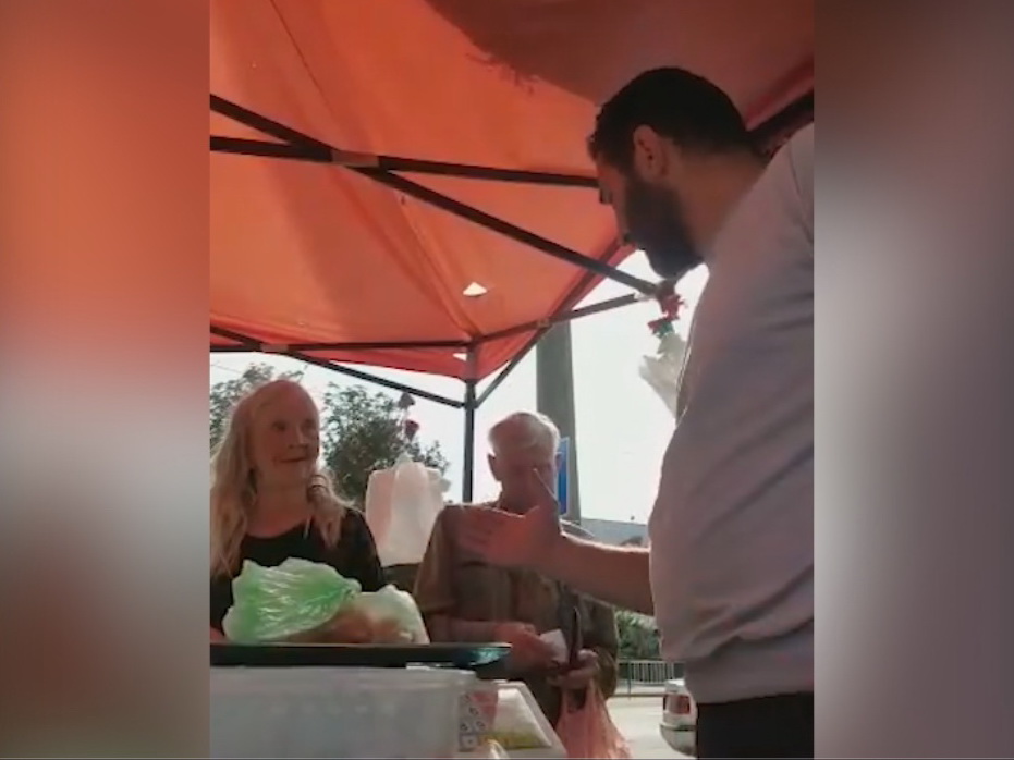 Позор нации: азербайджанец в Украине покрыл матом старушку, у которой не было денег на фрукты – ВИДЕО