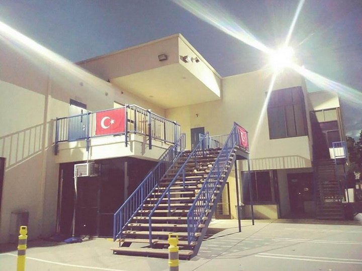 Турецкие флаги вывесили на армянских школах в Лос-Анджелесе - ВИДЕО
