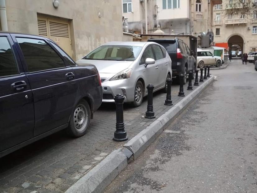 Даже тумбы не спасают бакинские тротуары от машин и водителей – ФОТОФАКТ