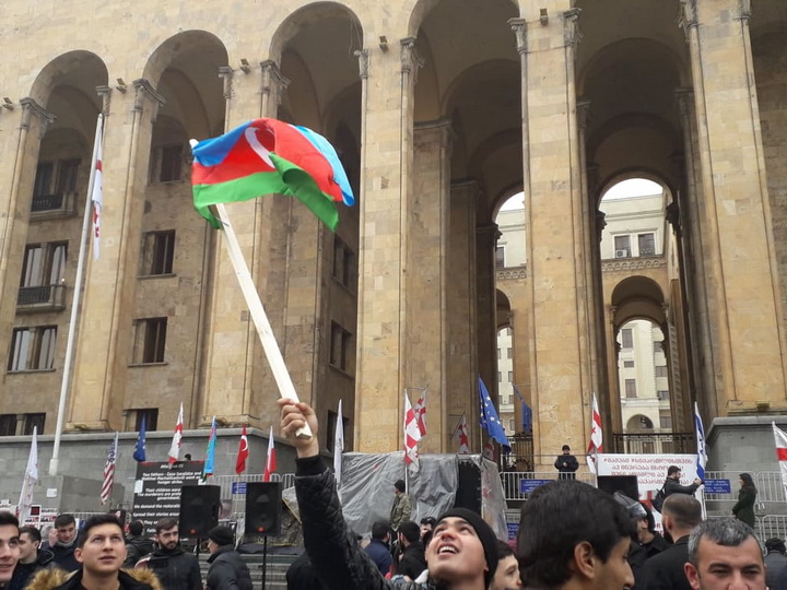 В Тбилиси завершилась акция протеста азербайджанцев, требующих сноса памятника армянскому сепаратисту – ФОТО – ВИДЕО – ОБНОВЛЕНО