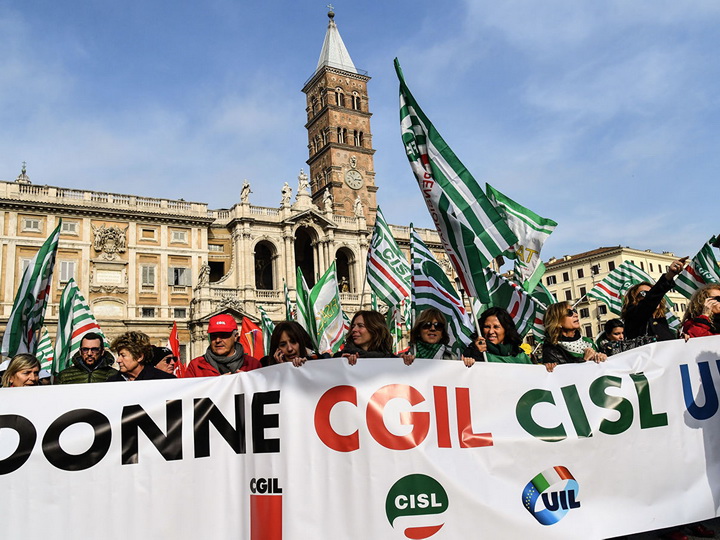 В Риме сотни тысяч человек вышли на акцию протеста - ФОТО