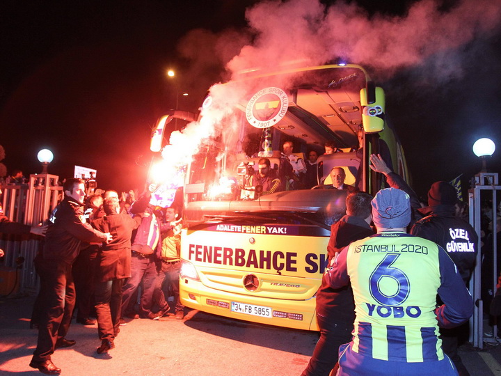 Фанаты «Фенербахче» атаковали автобус с болельщиками «Зенита»