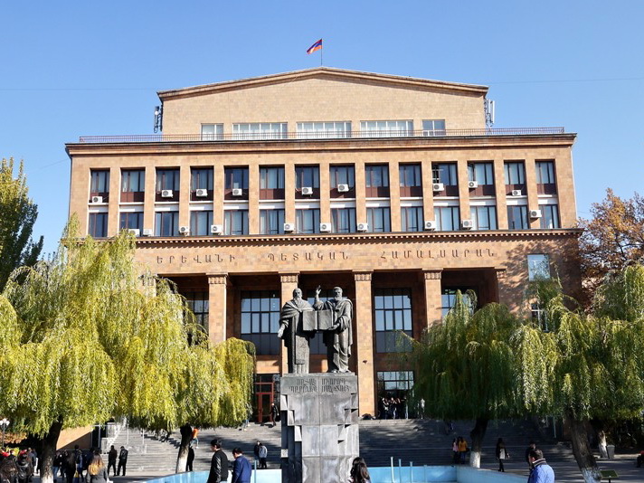 Акция протеста: студенты Ереванского госуниверситета требуют отставки ректора