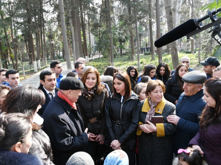 Birinci vitse-prezident Mehriban Əliyeva Gəncənin “Xan bağı”nda sakinlərlə görüşüb – FOTO