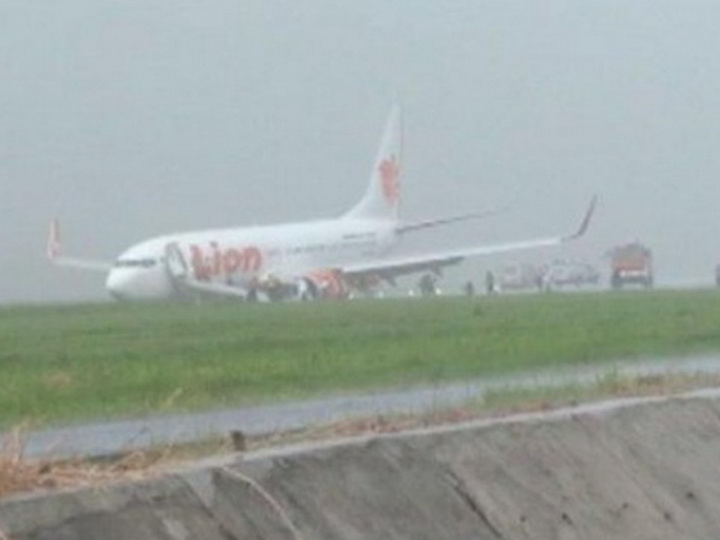 В Индонезии посадка самолёта в шторм закончилась аварией - ФОТО - ВИДЕО