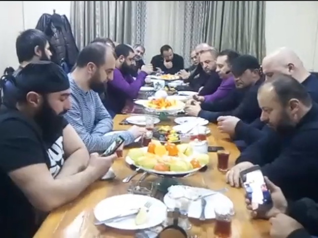 Чеченцы и азербайджанцы встретились в Москве за большим столом: «Мы все братья» - ВИДЕО