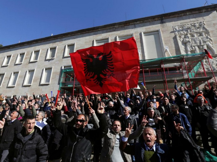 В Албании протестующие атаковали резиденцию премьер-министра - ФОТО