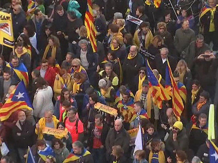 Барселона протестует против суда над каталонскими чиновниками - ВИДЕО
