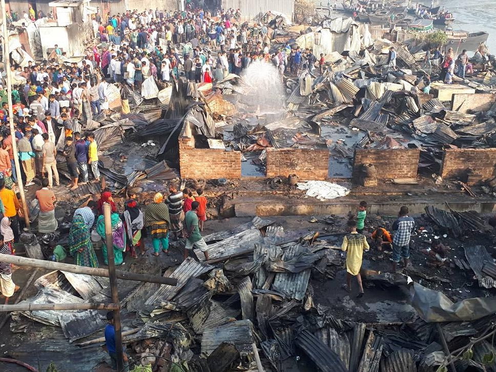 Не менее девяти человек погибли при пожаре в трущобах в Бангладеш