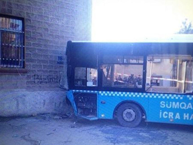 Sumqayıtdakı dəhşətli avtobus qəzasının görüntüləri yayıldı - VİDEO