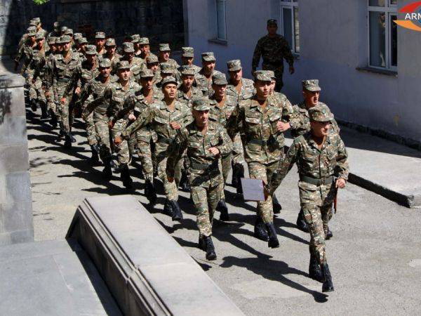 В Армении тысячи молодых людей откупились от армии