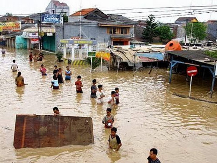 Число погибших из-за наводнений и оползней в Индонезии увеличилось до 107