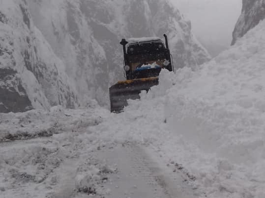 Госагентство «Азербайджанские автомобильные дороги» очищает дорогу в северном регионе после снежного обвала - ФОТО