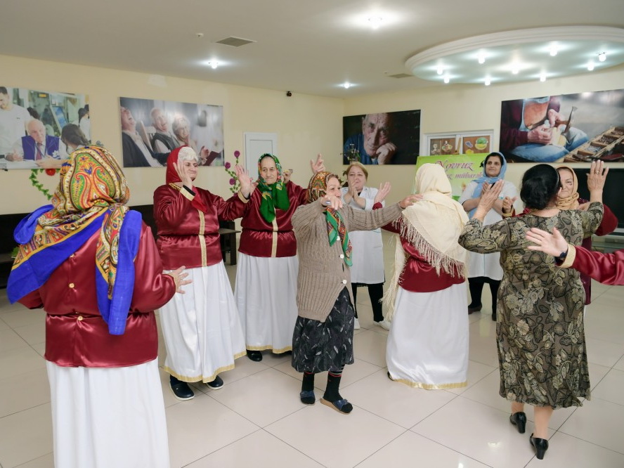 Фонд Гейдара Алиева провел праздничное веселье в учреждении социального обслуживания - ФОТО