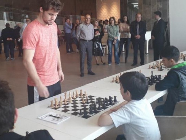 Магнус Карлсен сыграл в шахматы с азербайджанскими школьниками - ВИДЕО
