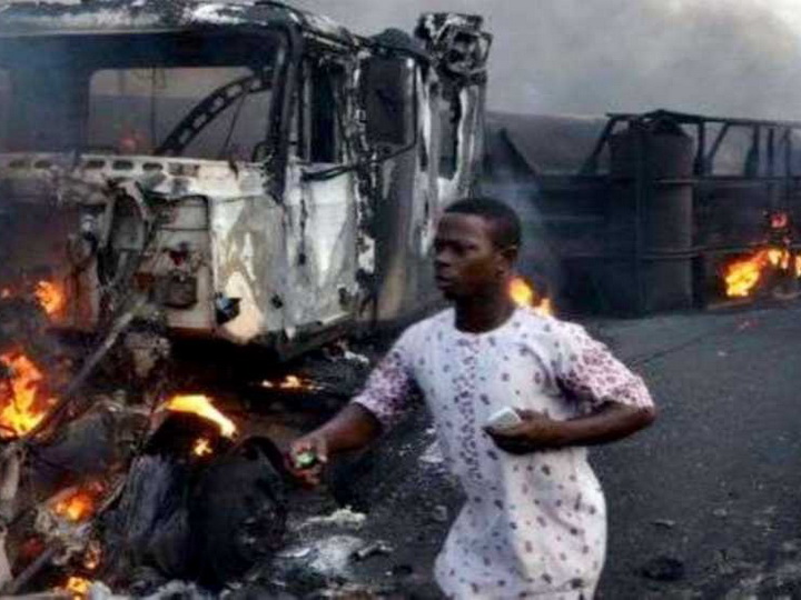 Не менее 12 человек погибли при взрыве автоцистерны с нефтью в Нигерии