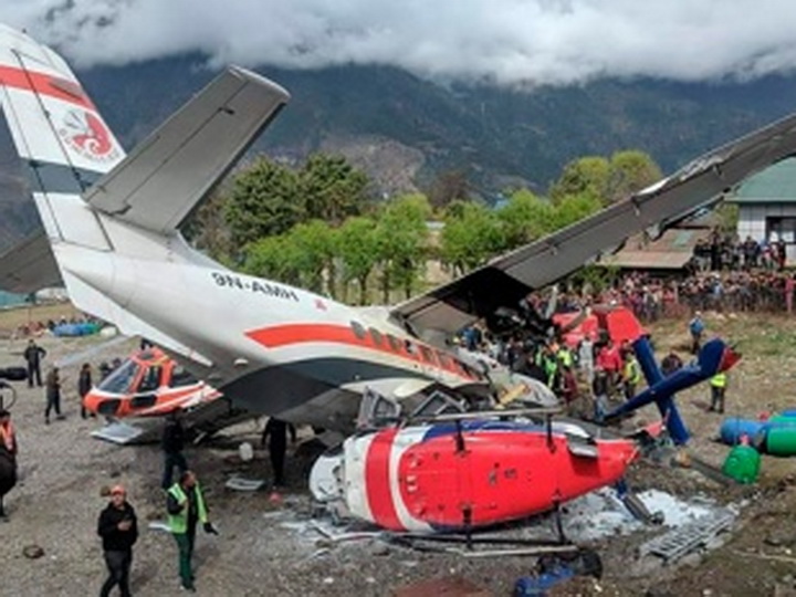 В Непале в аэропорту самолет столкнулся с вертолетом, два человека погибли - ФОТО