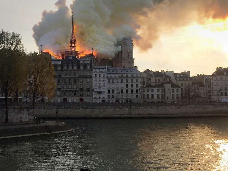 Пожар в соборе Парижской Богоматери потушен - ФОТО - ВИДЕО - ОБНОВЛЕНО