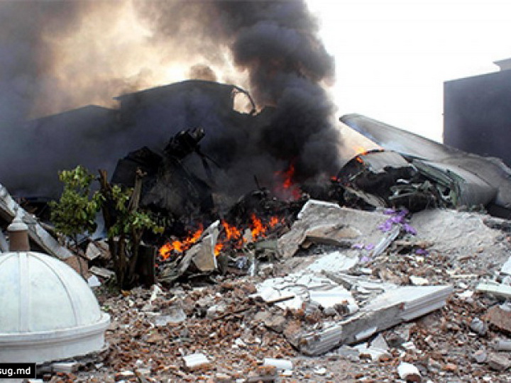 В Чили шесть человек погибли при падении самолета на жилой дом