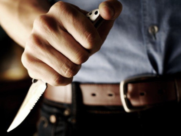 «Бешеная ревность»: В Баку мужчина напал с ножом на мужа бывшей жены