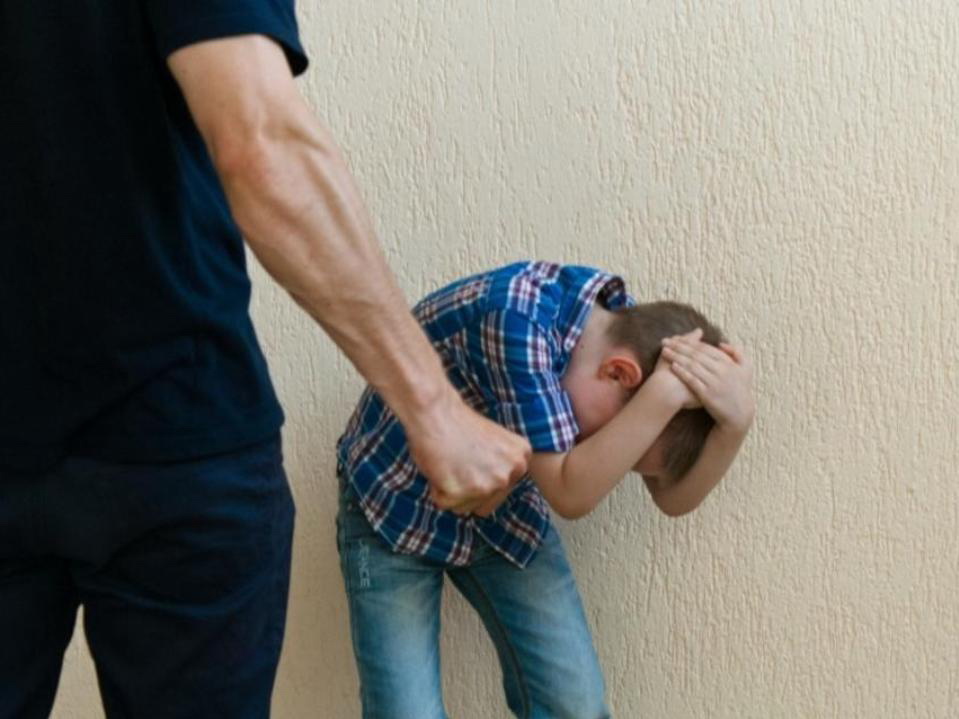 В Баку задержан отец, избивший малолетнего сына