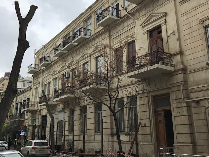 Стало известно, что станет с архитектурным домом в центре Баку, который обнесли забором – ФОТО - ОБНОВЛЕНО
