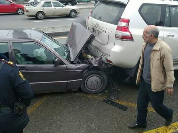 На одном из центральных проспектов Баку произошла цепная авария, возникла пробка - ФОТО