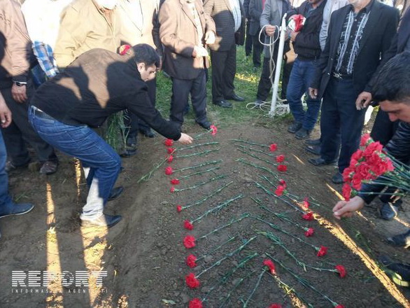 Искал 25 лет: Азербайджанец нашел могилу сына, пропавшего в боях за Карабах - ФОТО