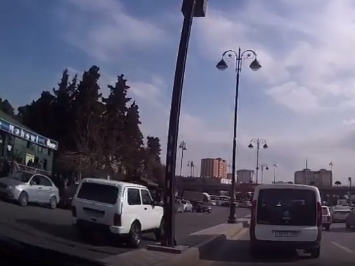 «Едет по встречке как король»: Очередной водитель «Нивы» совершил грубое нарушение в Баку – ВИДЕО
