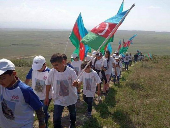 Школьники со знаменами Азербайджана поднялись на Кешикчидаг - ФОТО