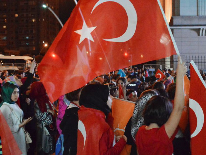 В Турции в прямом эфире одного из местных телеканалов армянский мальчик принял ислам