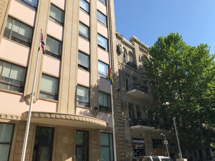 Посольство Великобритании в Баку подняло у своего здания флаг ЛГБТ - ФОТО
