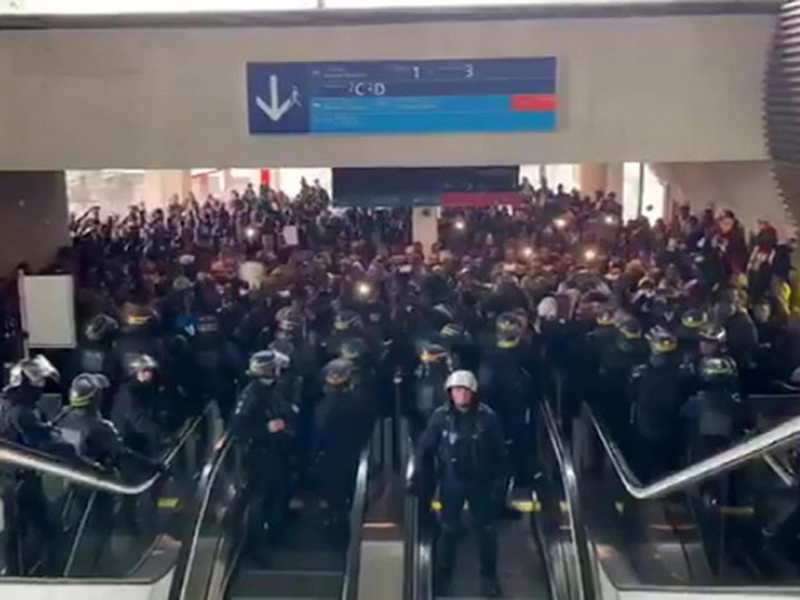 Нелегальные мигранты оккупировали аэропорт Парижа