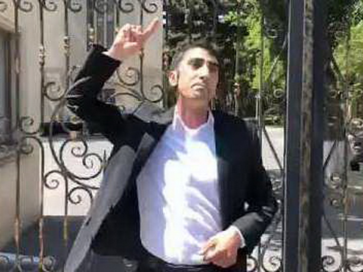 Минздрав Азербайджана ответил на протест журналиста, который продавал свою одежду перед его зданием - ФОТО