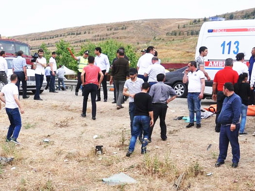 В Азербайджане перевернулся микроавтобус со студентами: Есть погибшая и пострадавшие - ФОТО
