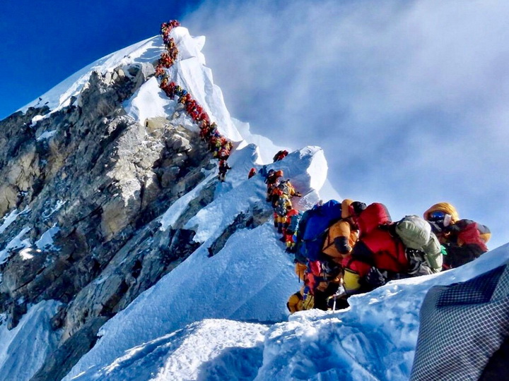 Длинная очередь на вершину Эвереста убила туристов