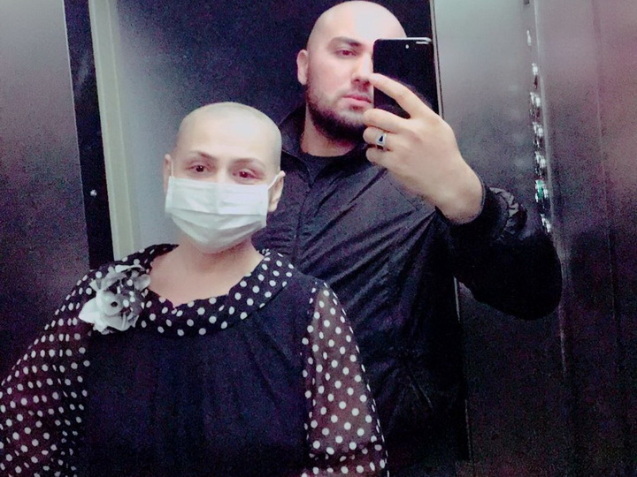 Муж «Топпуш баджи» побрился налысо в поддержку супруги, борющейся с раком - ФОТО