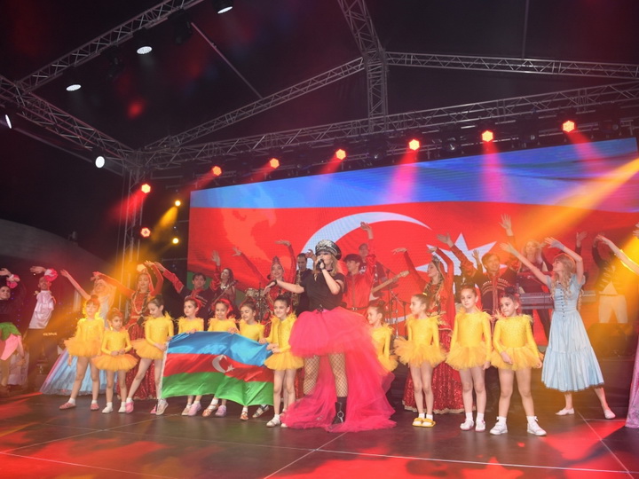 В парке Центра Гейдара Алиева прошло грандиозное шоу Айгюн Кязымовой в честь Международного дня защиты детей - ФОТО