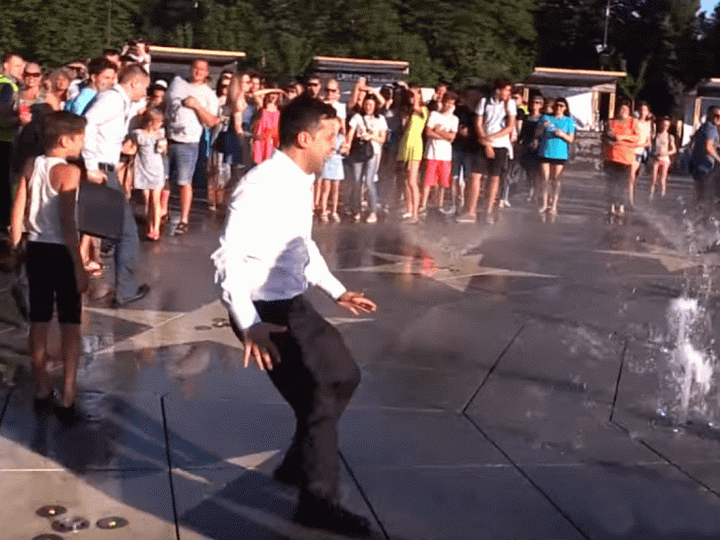 Президент Зеленский «убежал» от мариупольцев через фонтан - ВИДЕО