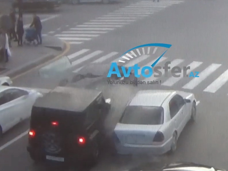 «Необъяснимые ДТП»: В центре Баку Jeep на светофоре протаранил остановившиеся автомобили – ВИДЕО
