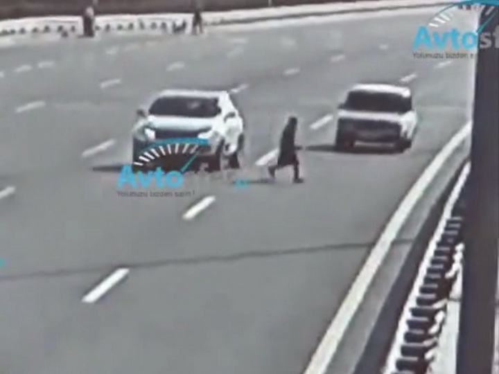 В Баку автомобиль оторвал женщине ногу