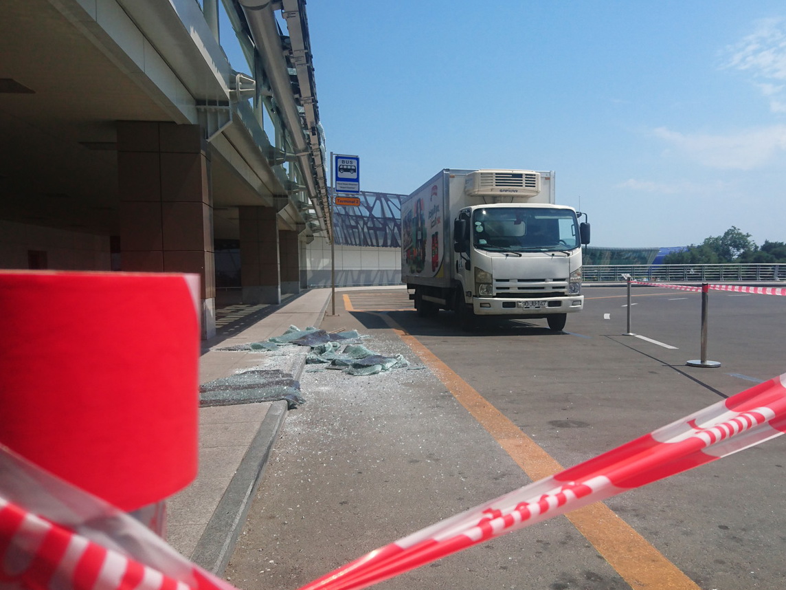 На территории Международного аэропорта Гейдар Алиев произошло ДТП - ФОТО